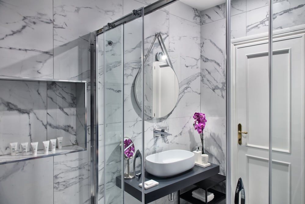 Fellini Design Suites Basic Room, 1 King Bed, Non Smoking, City View 6