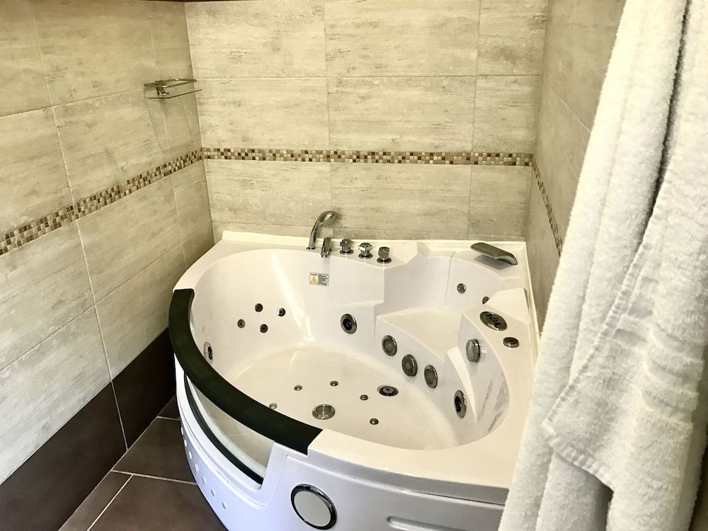 Dreams Roma B&B Suite, Jetted Tub 5