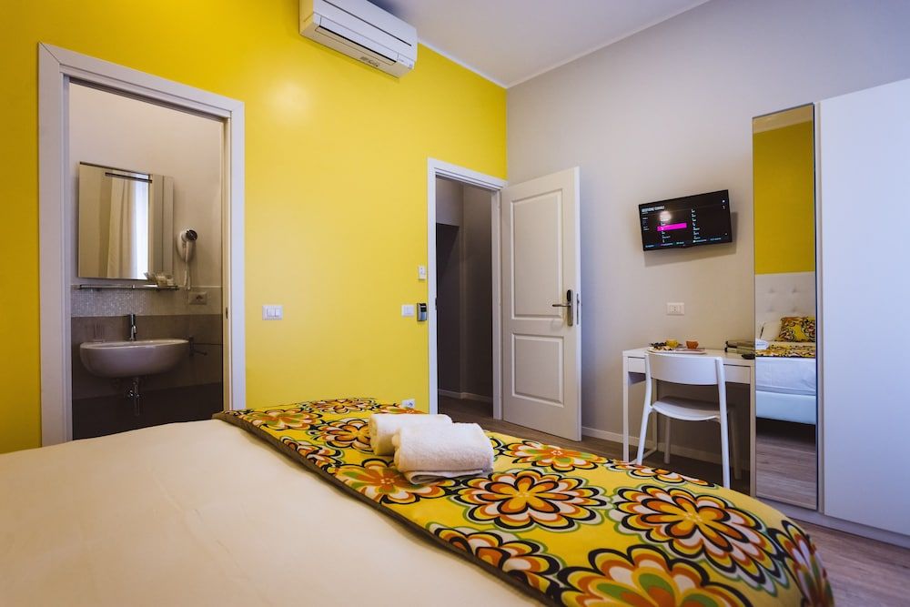 Angelina Rooms in Rome Standard Double Room, Ensuite (Yellow Room) 3