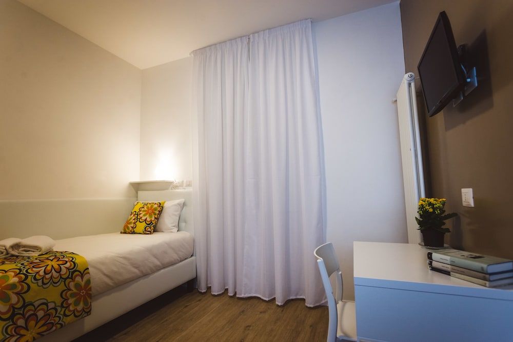 Angelina Rooms in Rome Standard Single Room, Ensuite, Garden View 3