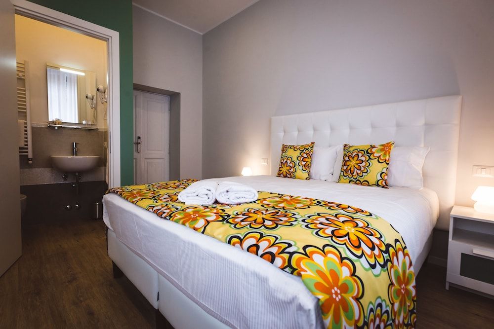 Angelina Rooms in Rome Standard Double Room, Ensuite (Green Room ) 2