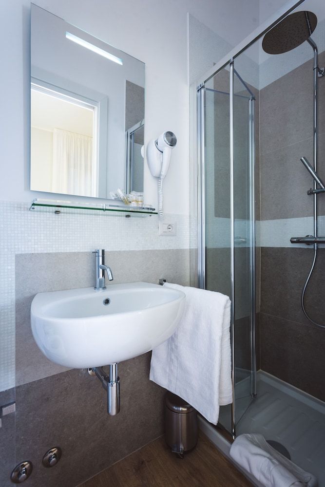 Angelina Rooms in Rome Standard Double Room, Ensuite (Yellow Room) 4