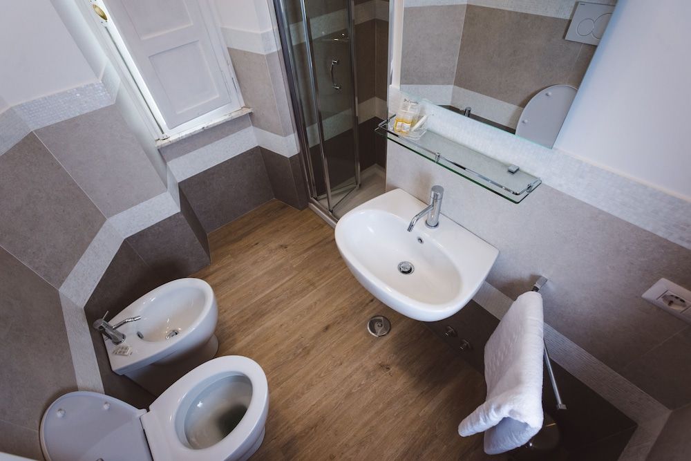 Angelina Rooms in Rome Standard Single Room, Ensuite, Garden View 4