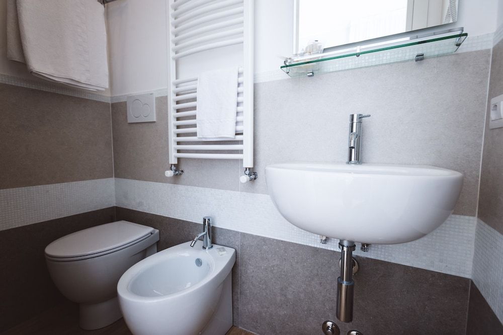 Angelina Rooms in Rome Standard Double Room, Ensuite (Green Room ) 4