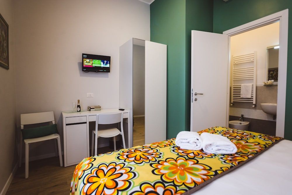 Angelina Rooms in Rome Standard Double Room, Ensuite (Green Room ) 3