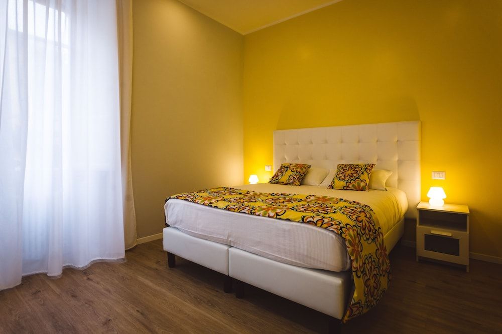 Angelina Rooms in Rome Standard Double Room, Ensuite (Yellow Room) 2