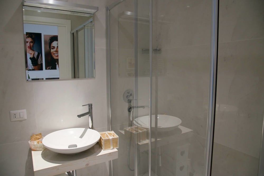 Big Johnny B Design Room, 1 Bedroom, Private Bathroom 4