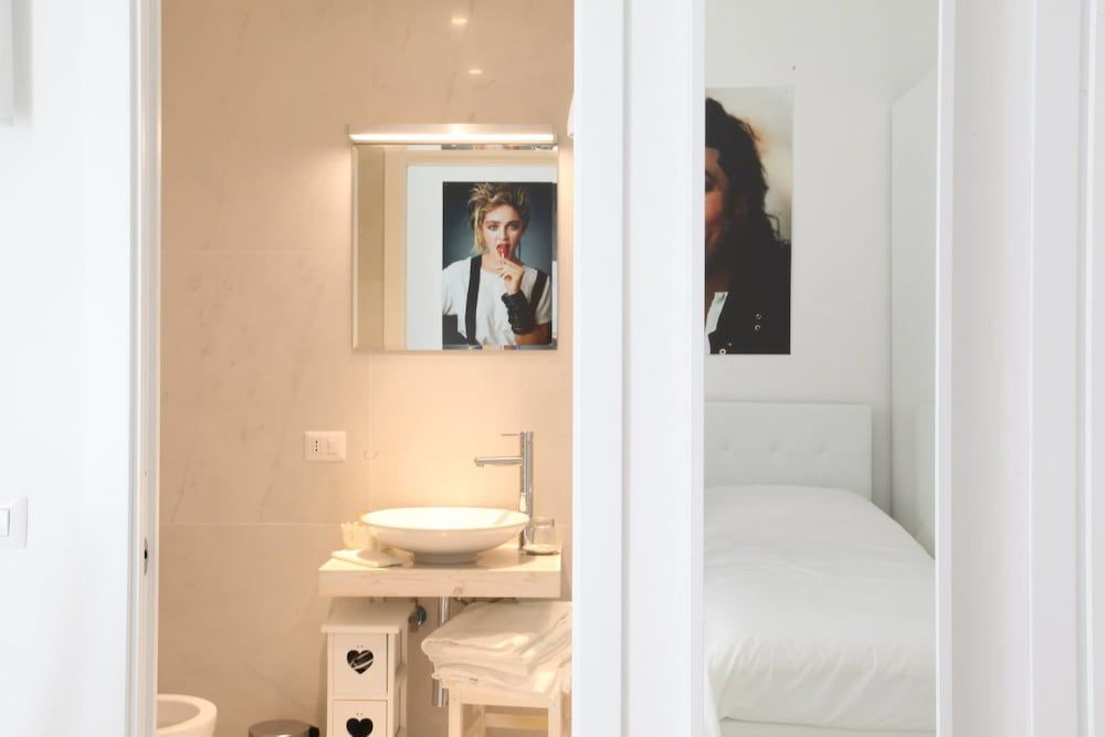 Big Johnny B Design Room, 1 Bedroom, Private Bathroom 5