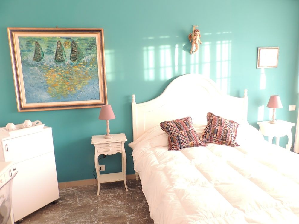 Vatican Doors Triple Room 8