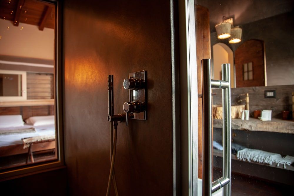 B.O. Spa Suite Deluxe Suite, Jetted Tub (Legno) 6