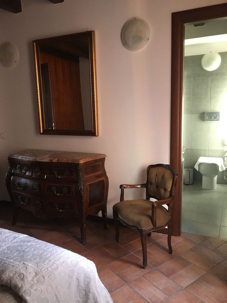 BB Il Re Alla Reginella Guest House Double Room, Ensuite (marrone) 5