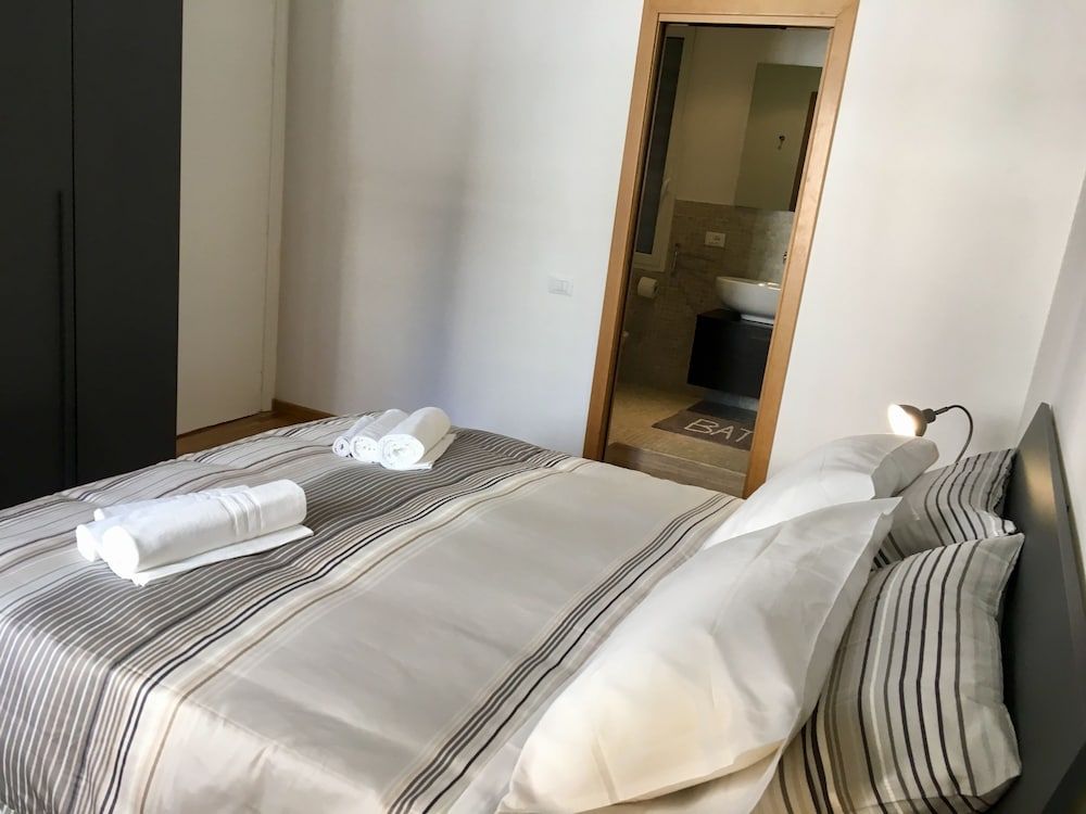 B&B CultRoma Roof Garden Double Room (Grey) 2