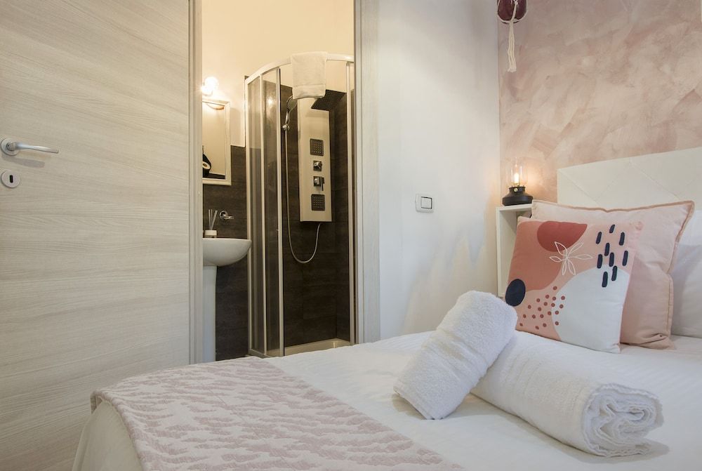 Piccolo Hotel Boutique Deluxe Double Room (with shower Rosa) 9