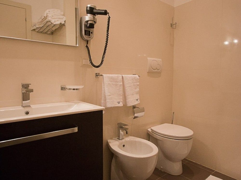 undefined Rome Armony Suites - Deluxe Room 9