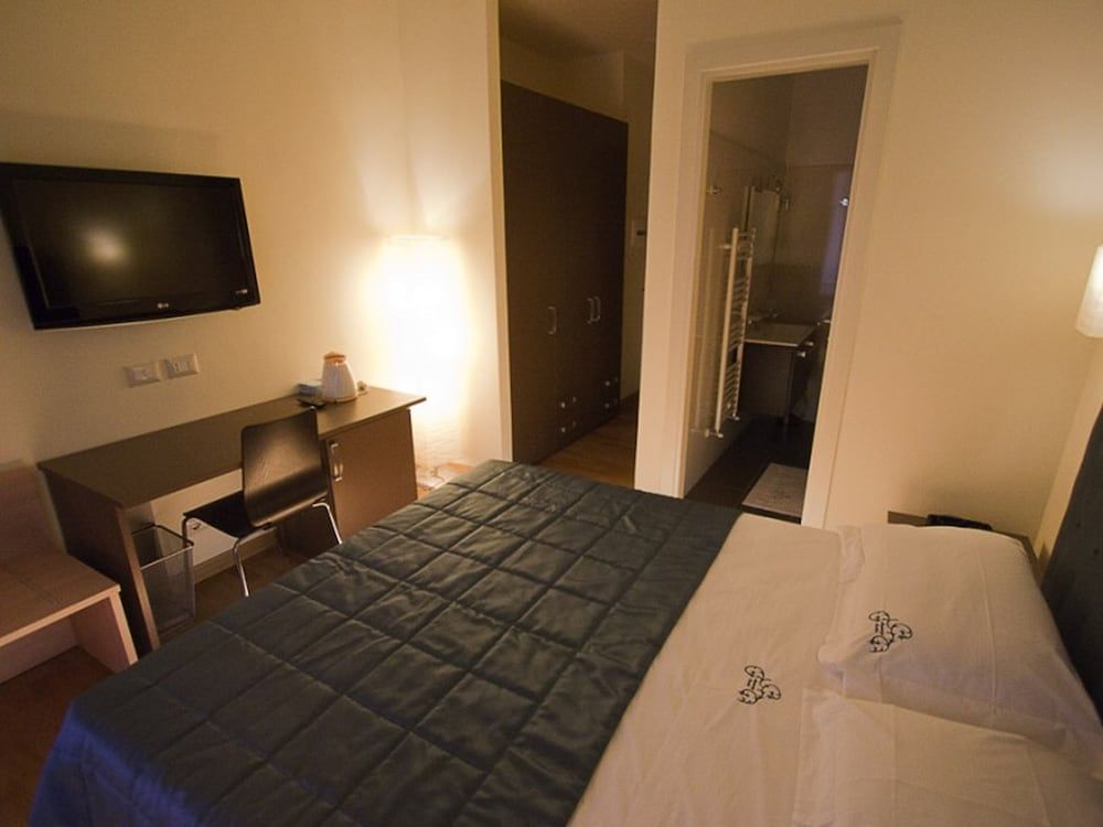 undefined Rome Armony Suites - Deluxe Room 4