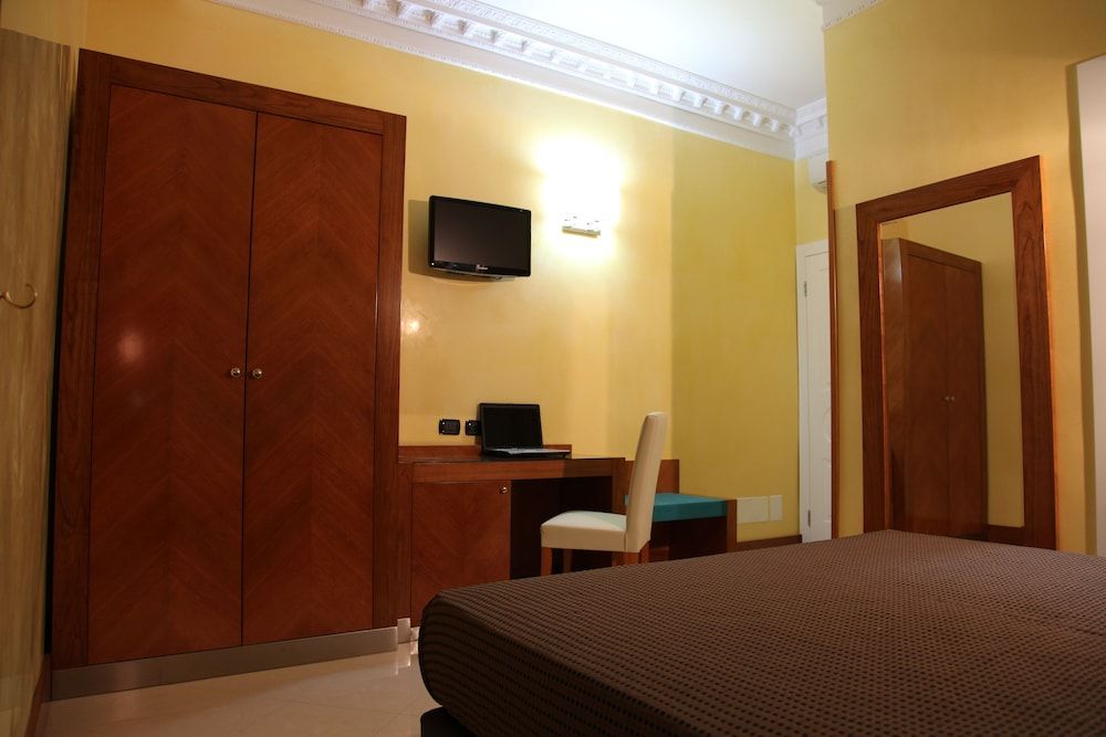 Federica's Home Classic Room, Private Bathroom, City View 5