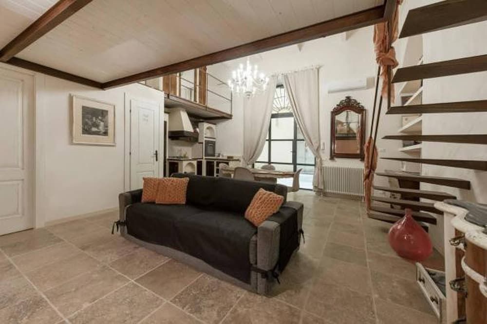 undefined Shabby Loft In Colosseum 9