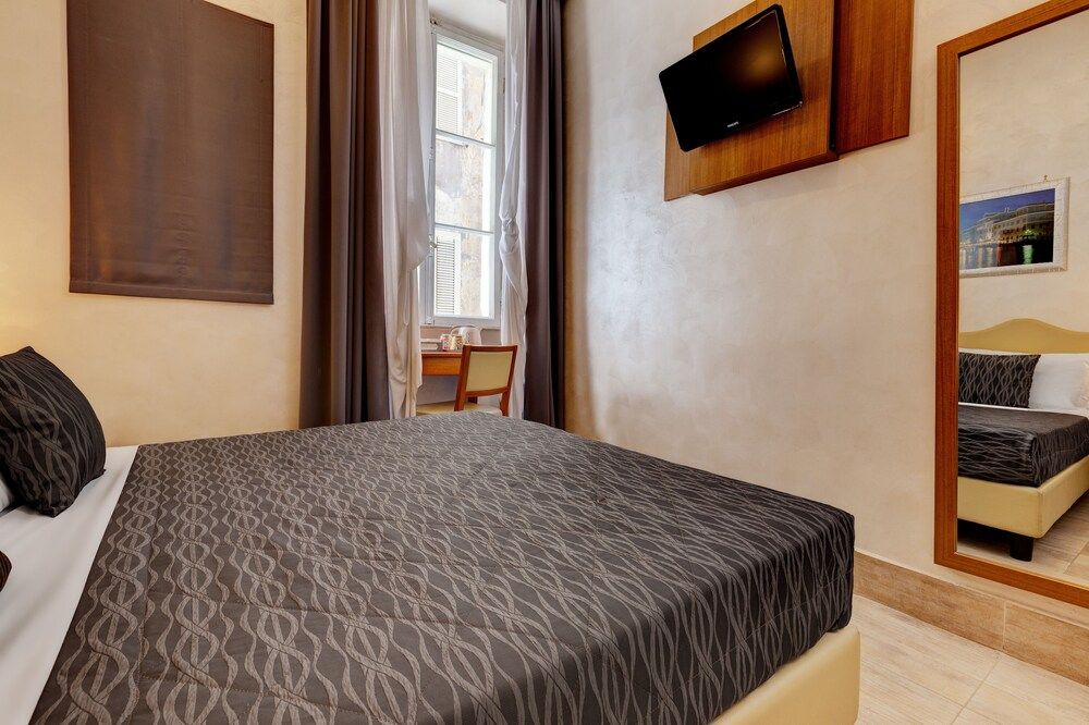 AmoRoma Basic Double Room, 1 Double Bed, Private Bathroom 3