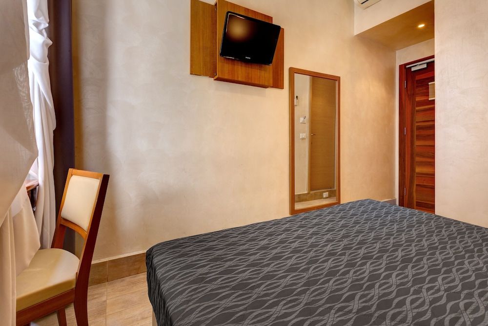 AmoRoma Basic Double Room, 1 Double Bed, Private Bathroom 4