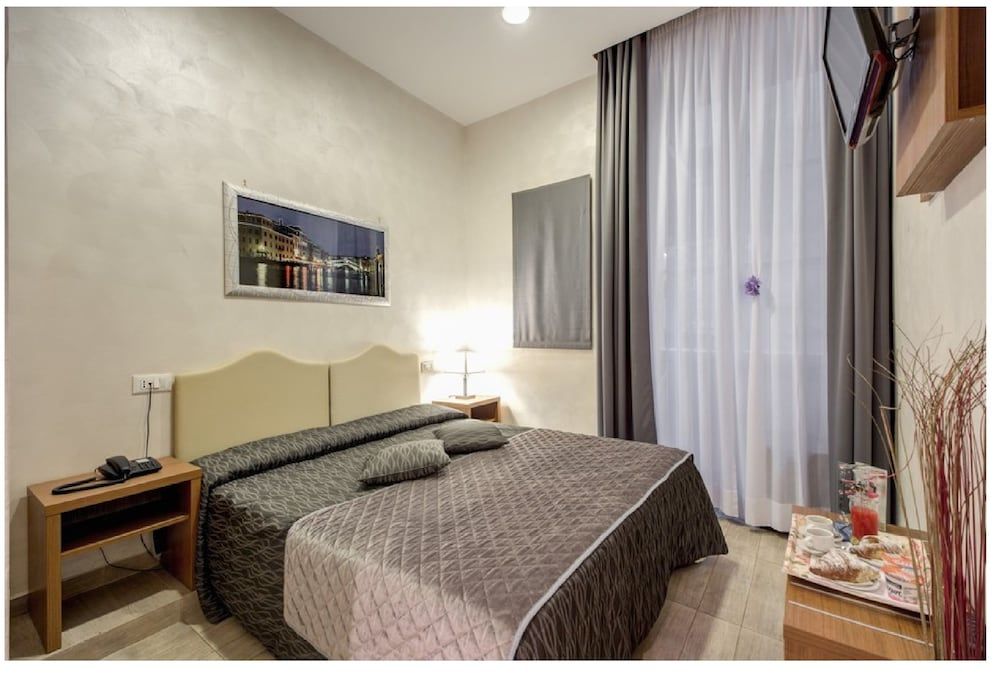 AmoRoma Double Room 4