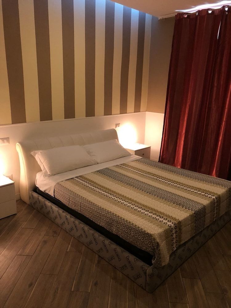 undefined Rent Rooms Colosseum 2