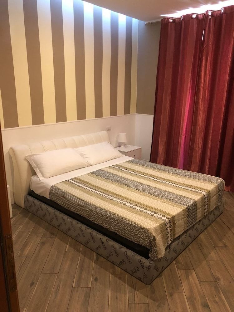 undefined Rent Rooms Colosseum 8