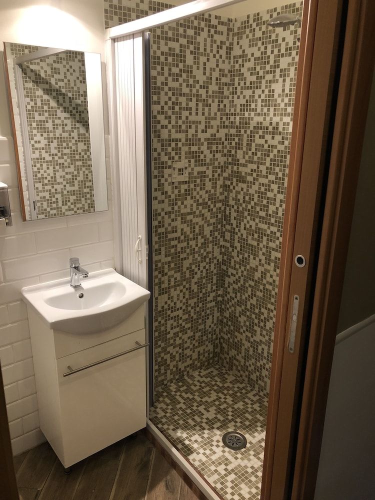 Rent Rooms Colosseum Basic Double Room 4