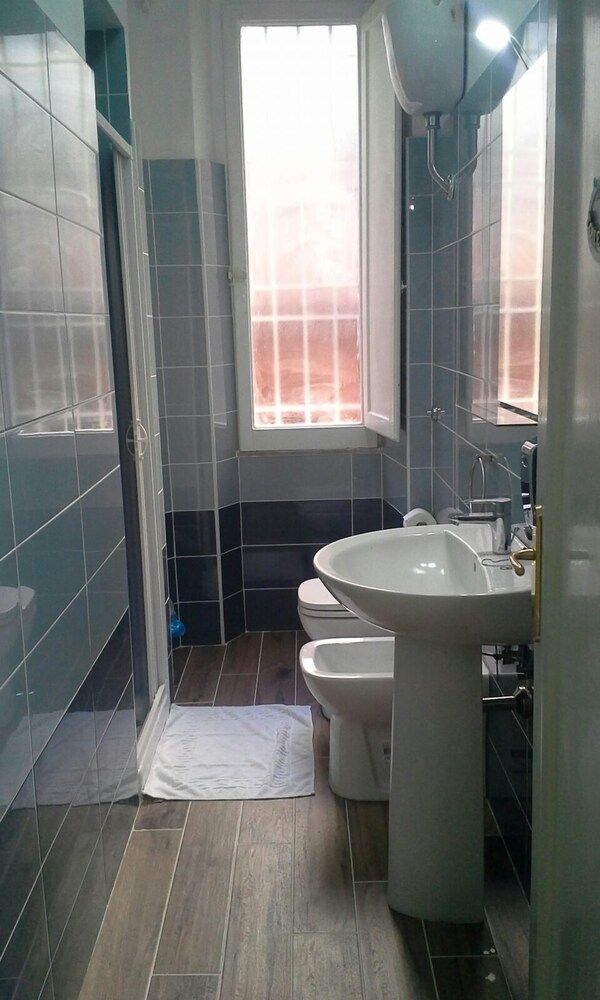 Laterano Guest House Single Room, Shared Bathroom 4