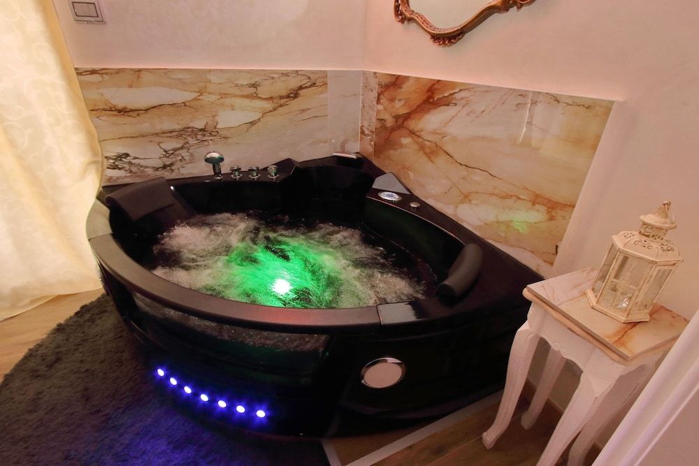 Just Chilling Suite Deluxe Suite, Jetted Tub 10