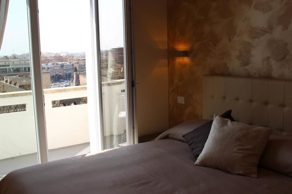 Windows on Rome Panoramic Double Room, City View 4