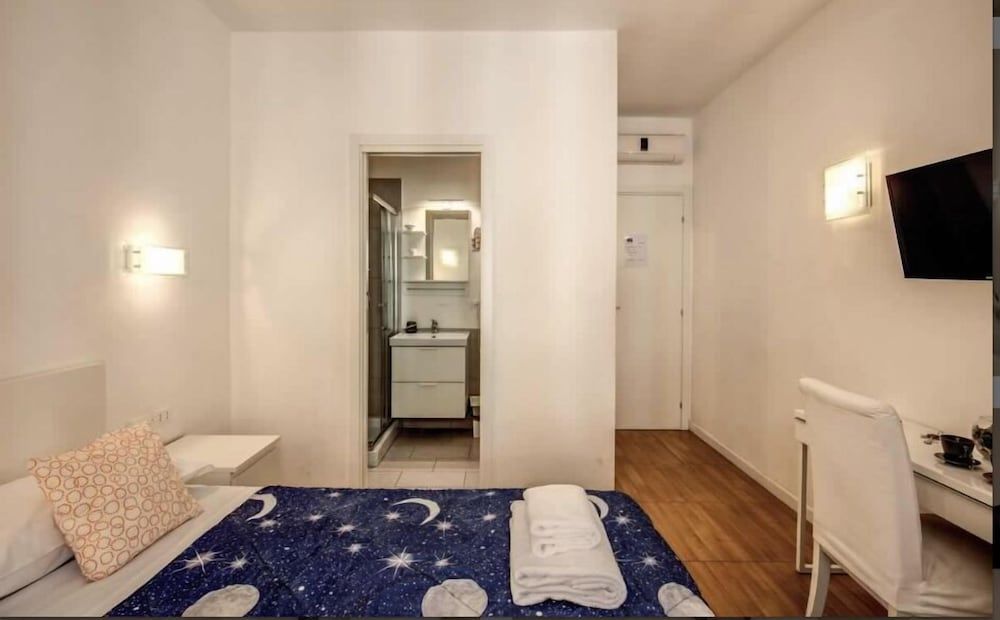 Residenza Giulia al Colosseo City Double Room, Private Bathroom 9
