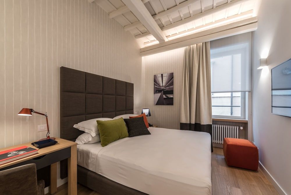 undefined Laurina 33 2