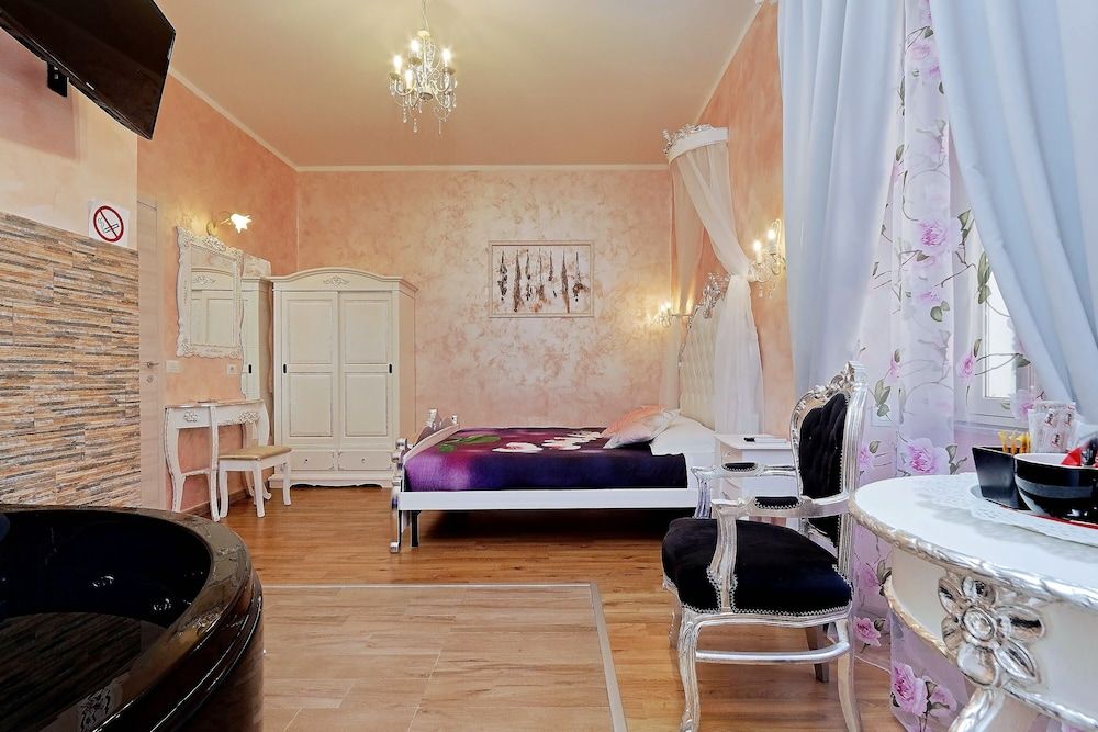 Chilling Hot Tub Suite Deluxe Double Room, Jetted Tub 9