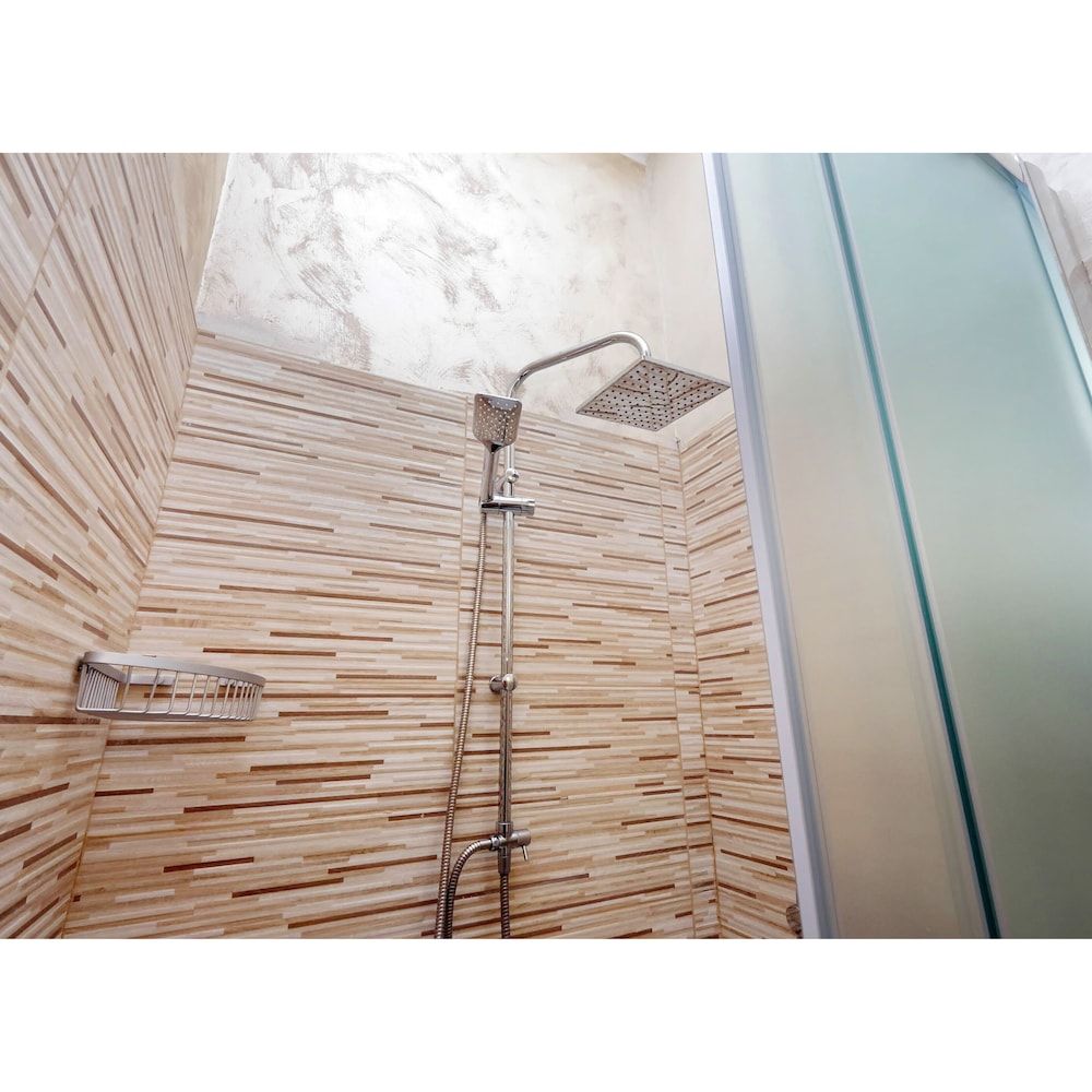 Chilling Hot Tub Suite Family Room 7