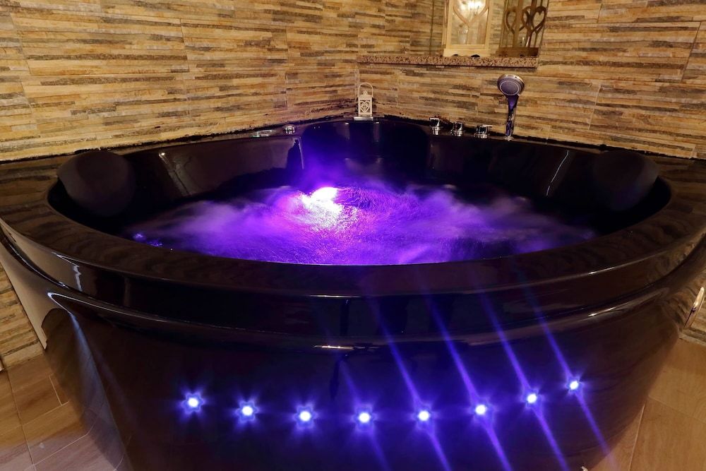 Chilling Hot Tub Suite Deluxe Double Room, Jetted Tub 19