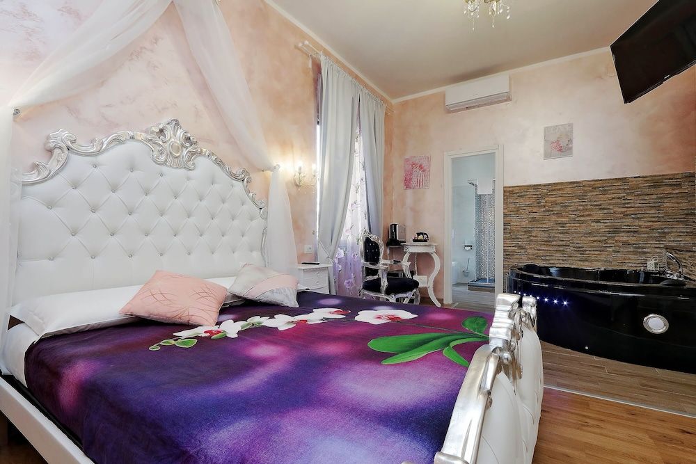 Chilling Hot Tub Suite Deluxe Double Room, Jetted Tub 10