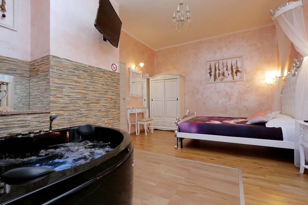 Chilling Hot Tub Suite Deluxe Double Room, Jetted Tub 11