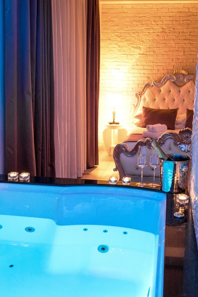 SuiteFrattini Superior Suite, Jetted Tub 7