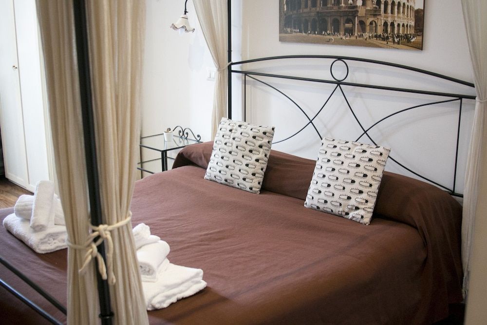 Vatican Top Accommodation Classic Triple Room 14