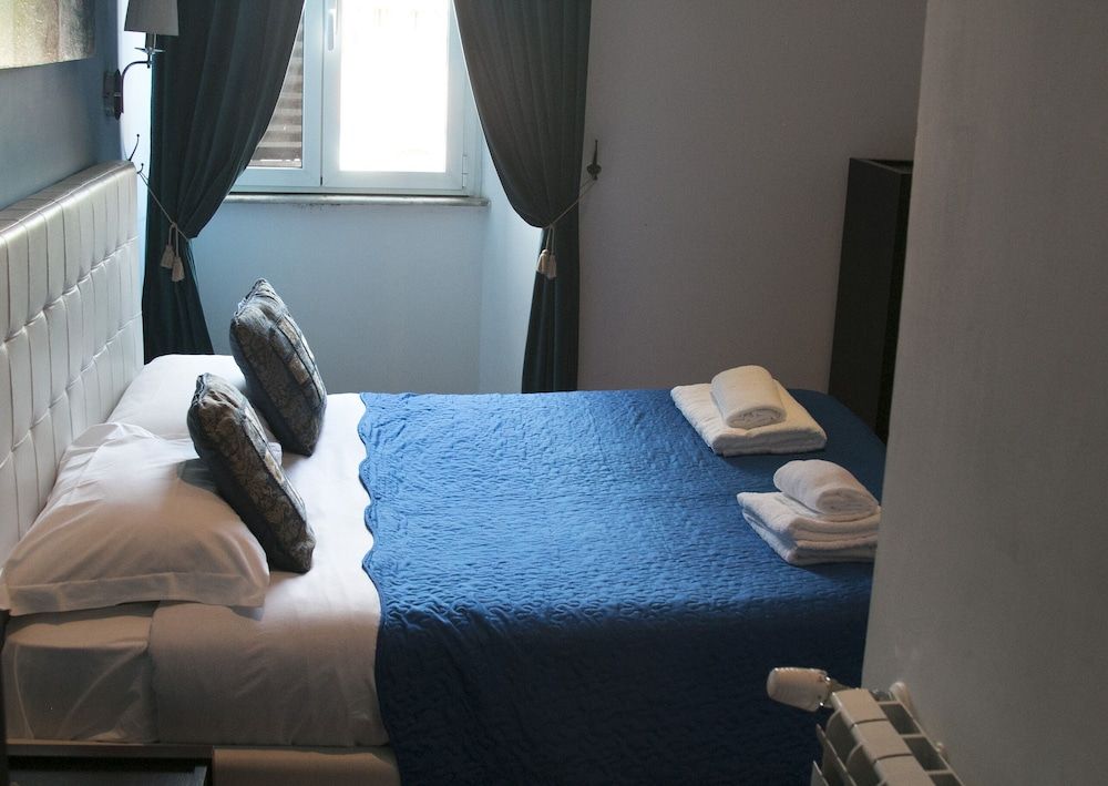 Vatican Top Accommodation Classic Triple Room 10