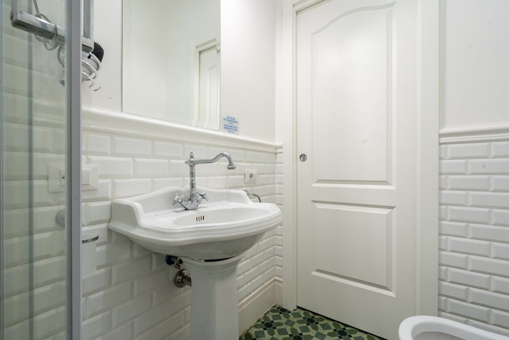 Capital Rooms Standard Double Room, 1 Queen Bed 7