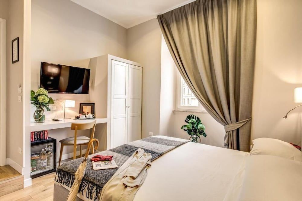 magenta collection navona Deluxe Room 5