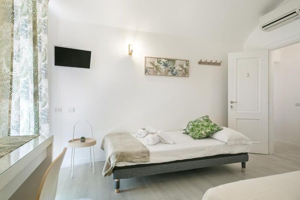 White Candia Guesthouse Quadruple Room 5