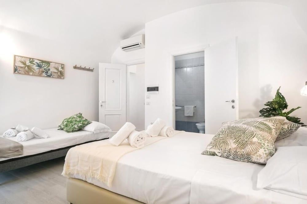 White Candia Guesthouse Quadruple Room 7