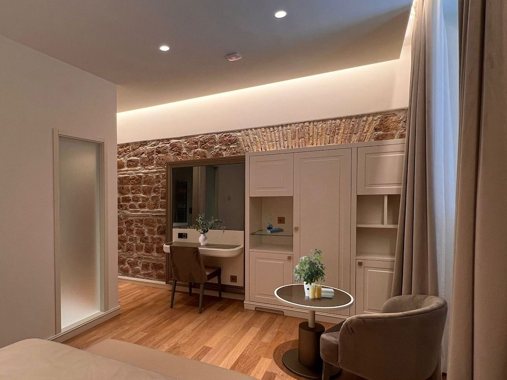 Martina Suites Room 9