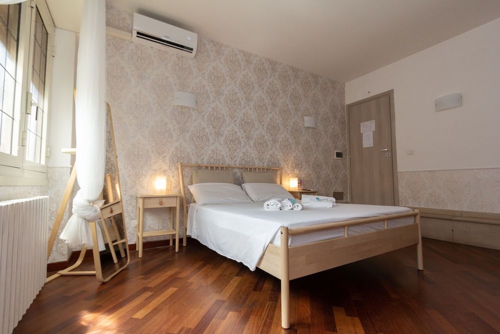 undefined Aurelio Deluxe Rooms 9