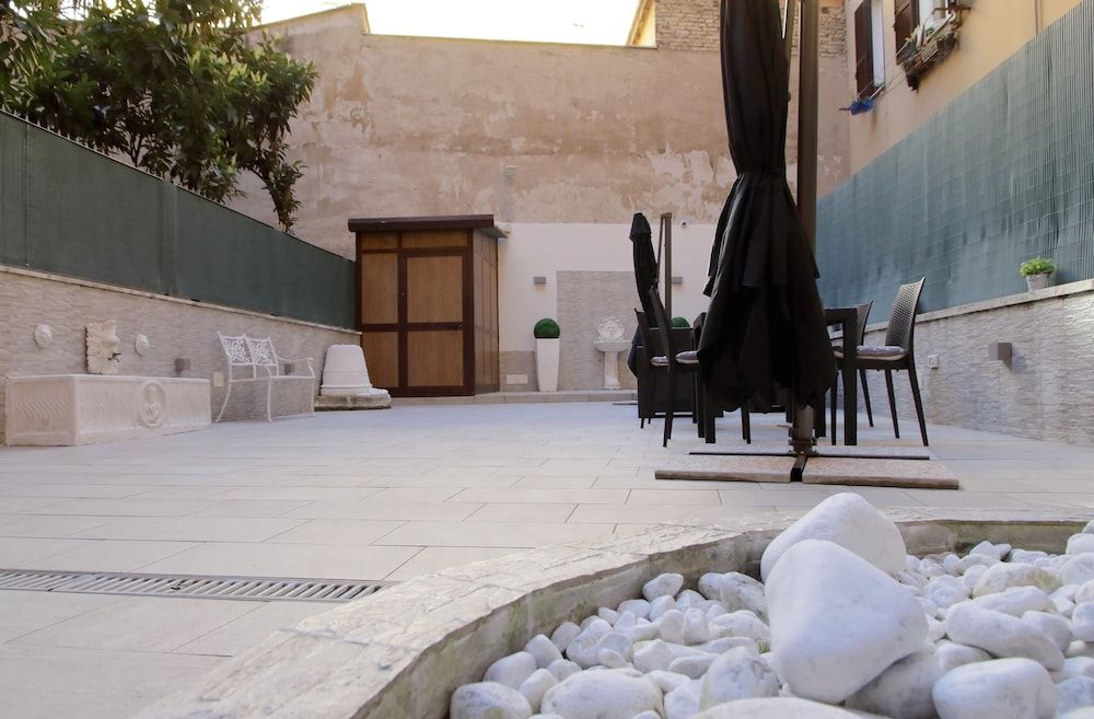 undefined Roman Holiday Colosseo 9