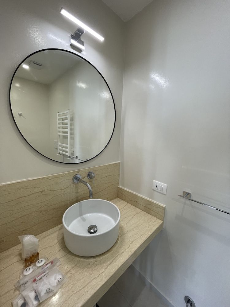 Quintus Luxury Suites Deluxe Double Room 9