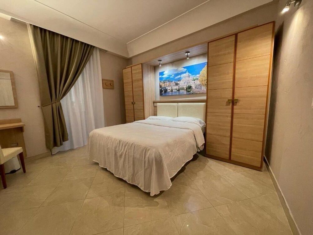 undefined S.P.Q.R. Suite 8