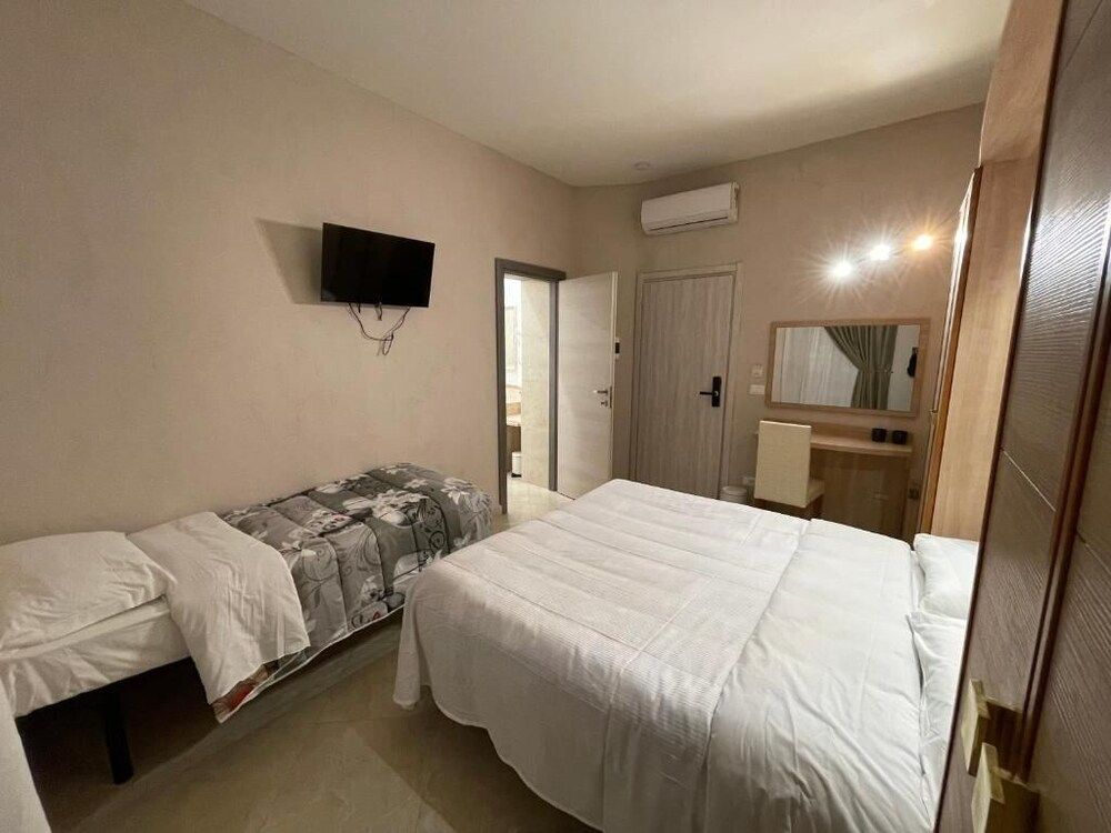 undefined S.P.Q.R. Suite 5